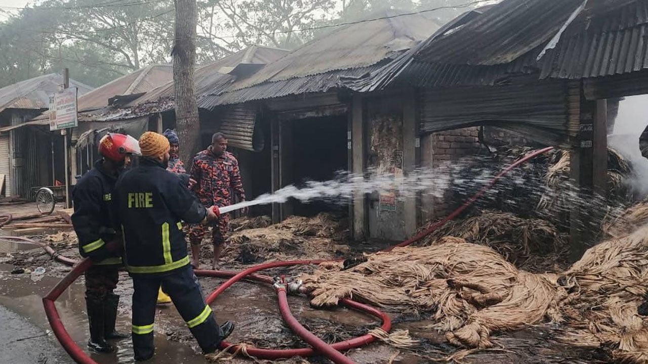 তিন গুদামে পুড়ে গেছে ১৮০০ মণ পাট, ১ কোটি টাকার ক্ষতি