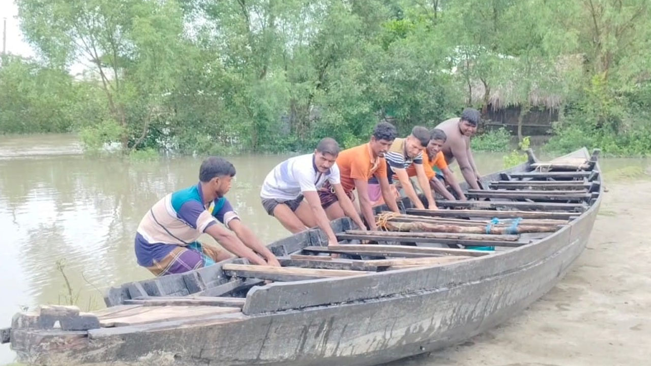 নিষেধাজ্ঞা শেষে মোংলার জেলেপাড়ায় প্রাণচাঞ্চল্য