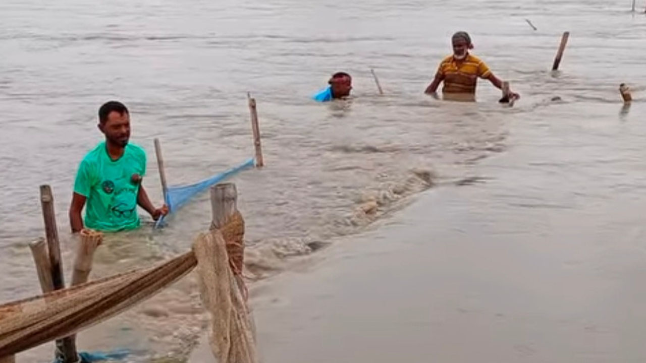 নদীর পানি বৃদ্ধি, মোংলায় নিম্নমানের বেড়িবাঁধ ভেঙে বিপর্যয়