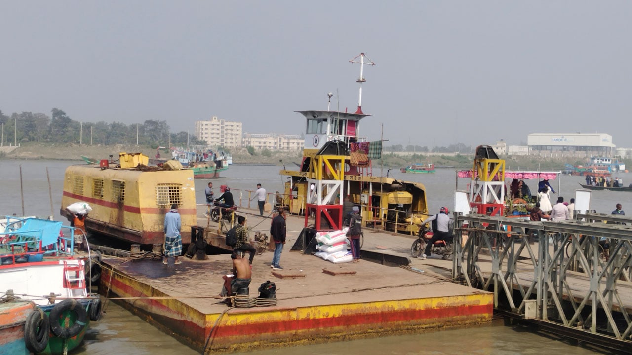 মোংলায় ২০ ঘণ্টায় বন্ধ ফেরি, পারাপারে চরম ভোগান্তি