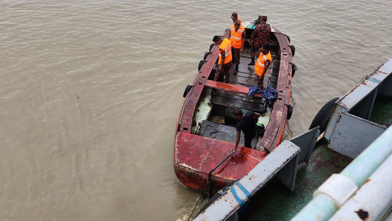 মোংলায় নদীতে পড়ে নিখোঁজ লাইটার জাহাজের কর্মচারী