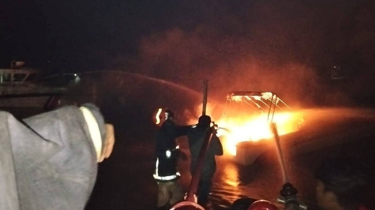 নৌ-পুলিশের স্পিডবোটে আগুন, নদে ঝাঁপ দিয়ে প্রাণ রক্ষা চালকের