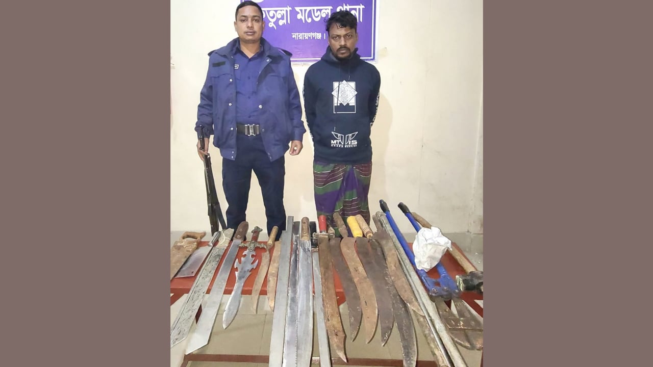 ফতুল্লায় বিপুল পরিমাণ দেশীয় অস্ত্রসহ ফাইটার মনির গ্রেপ্তার