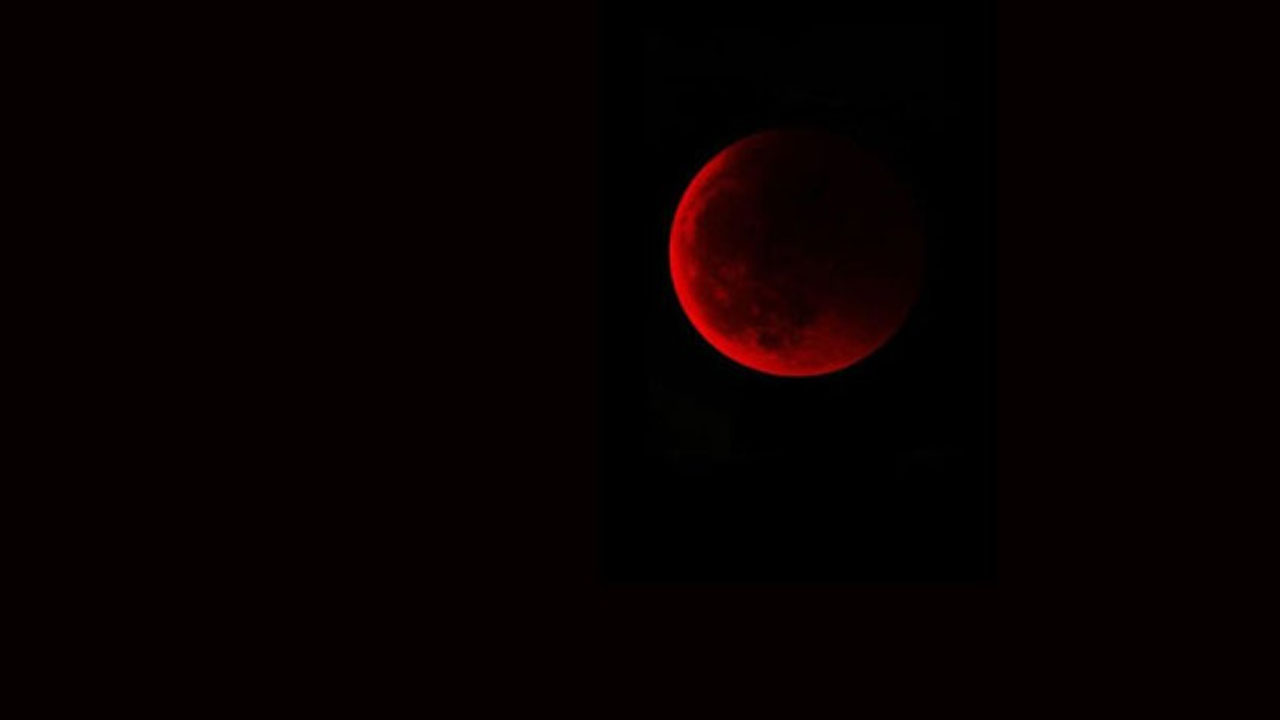 আকাশে কালচে লাল রঙে দেখা দিলো চাঁদ