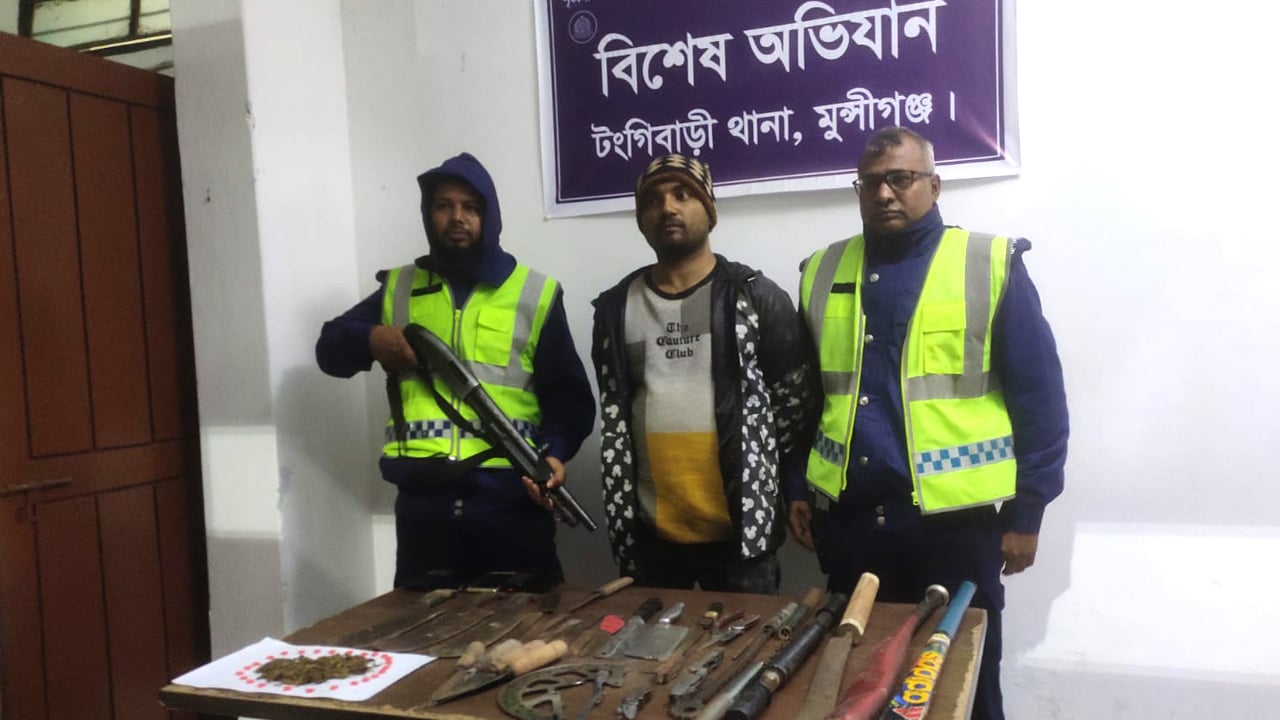 যৌথ বাহিনীর অভিযানে দেশীয় অস্ত্র ও মাদকসহ আটক ১