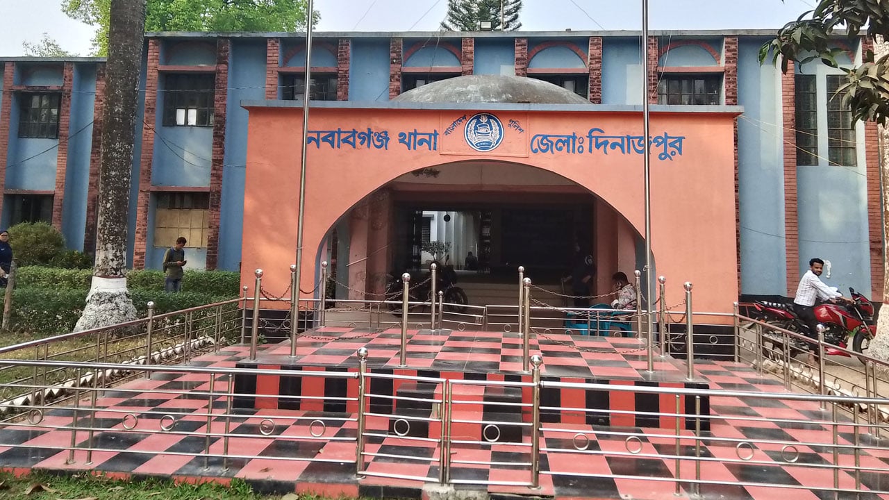 নবাবগঞ্জে ধানবোঝাই পাওয়ার ট্রলি উল্টে চালক নিহত