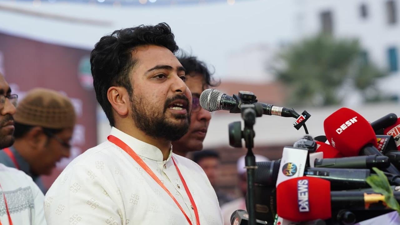 সংবিধান সংস্কার পরিষদের শপথ না নিলে সবাইকে সোচ্চার হতে হবে: নাহিদ