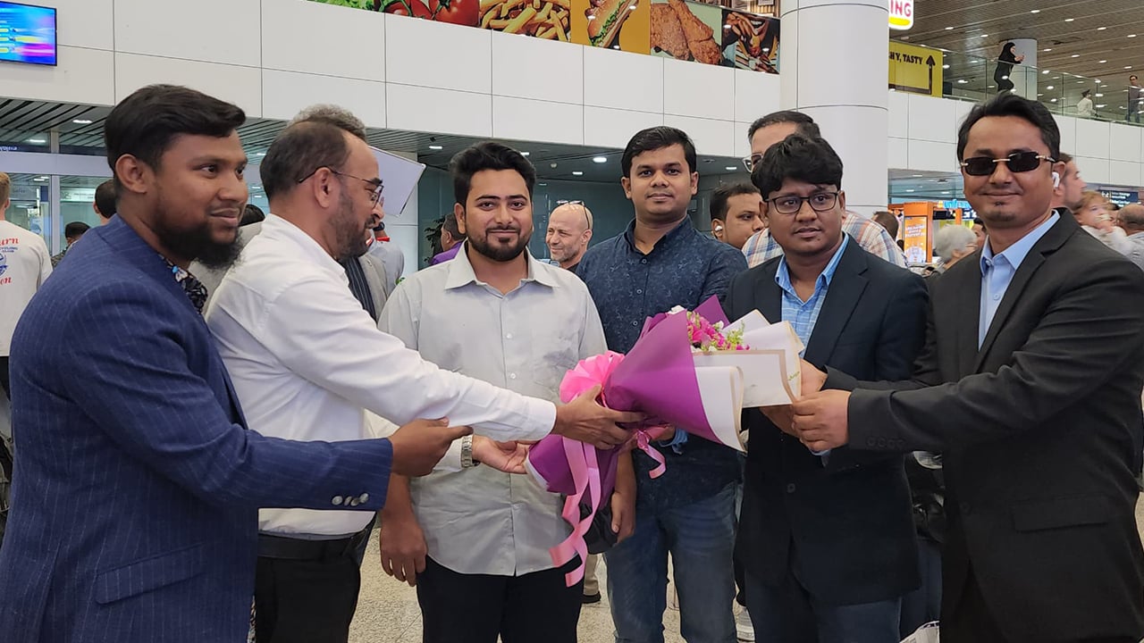 কুয়ালালামপুর পৌঁছেছেন নাহিদ ইসলাম