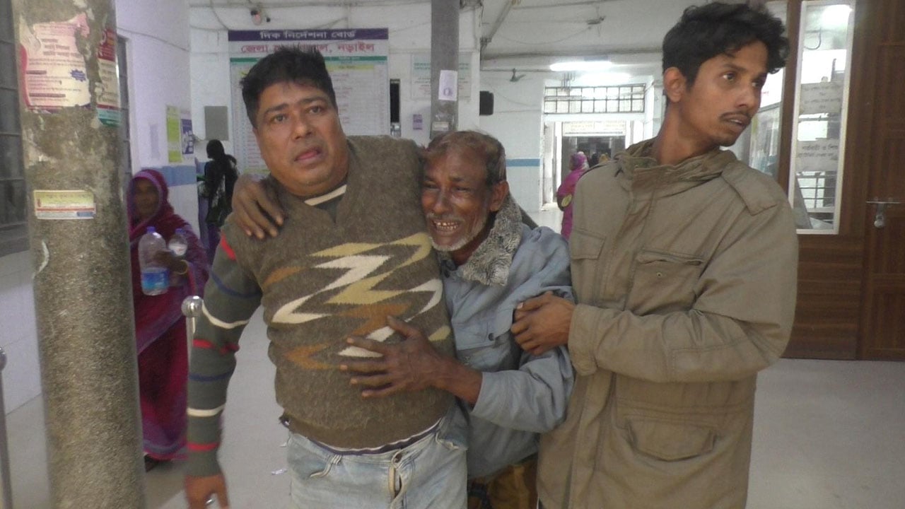 বেপরোয়া গতির থ্রিহুইলার উল্টে নিহত চালক