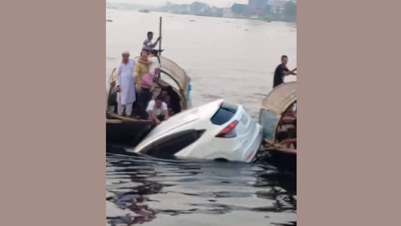 ফেরি থেকে চালকসহ নদীতে পড়ে গেল প্রাইভেটকার