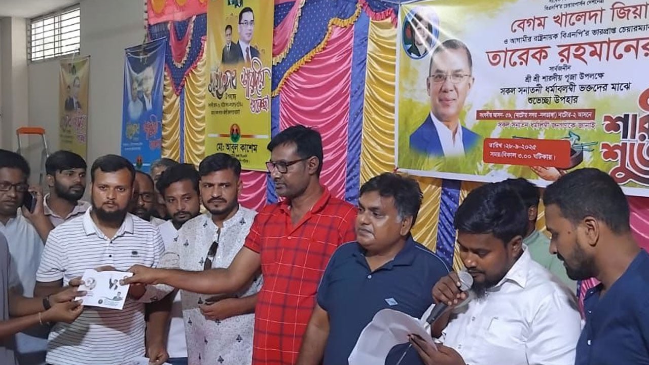নাটোরে পূজা মণ্ডপে খালেদা জিয়া-তারেক রহমানের পক্ষ থেকে আর্থিক অনুদান