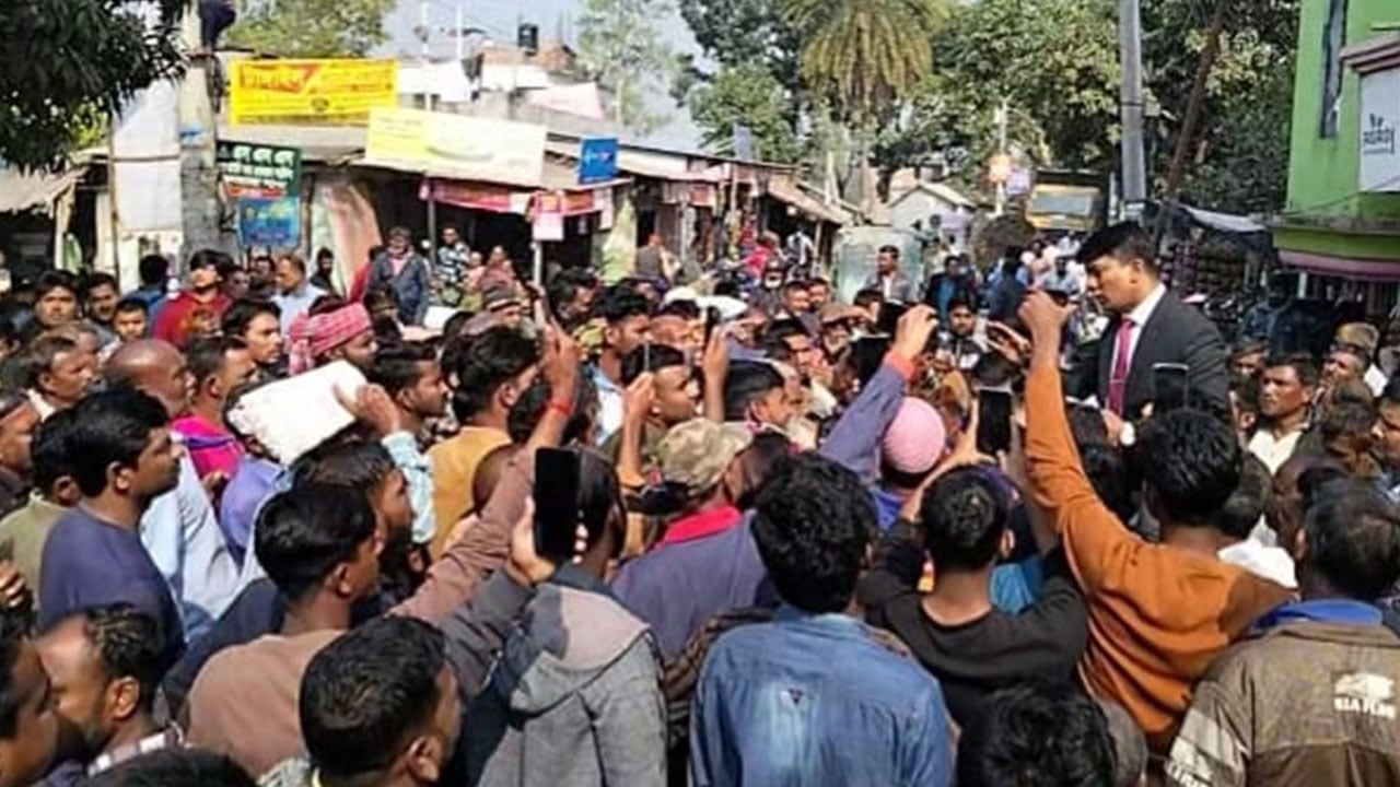 সারের দাবিতে উপজেলা পরিষদ ঘেরাও করে বিক্ষোভ