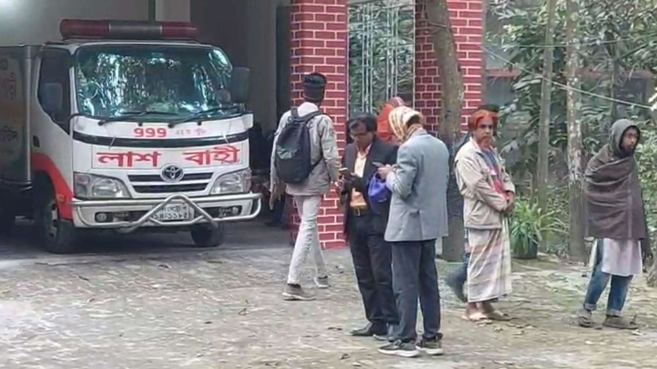 মোহাম্মদপুরে গৃহকর্মীর ছুরিকাঘাতে নিহত মা-মেয়েকে নাটোরে দাফন