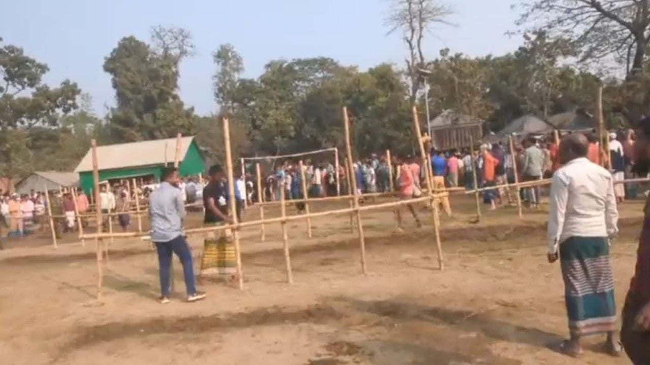 দুই যুগ পর প্রাথমিক বিদ্যালয়ের প্রাঙ্গণ থেকে গরুর হাট উচ্ছেদ