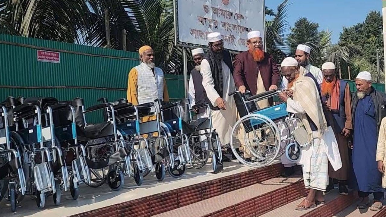 ৫০ প্রতিবন্ধীর মাঝে মাওলানা আফেন্দীর হুইলচেয়ার বিতরণ