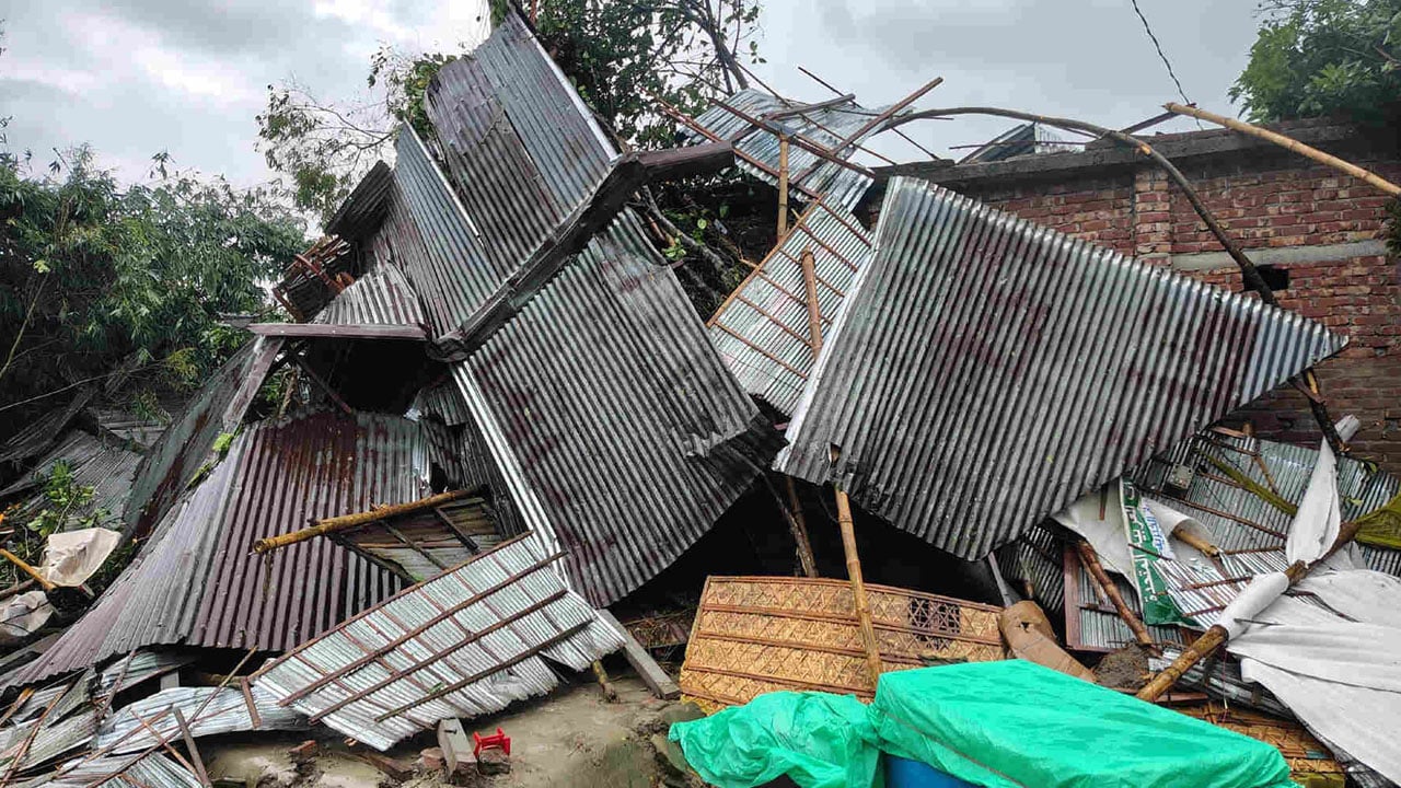 কয়েক মিনিটের ঝড়ে তছনছ পাঁচ শতাধিক ঘরবাড়ি, আহত ৩০