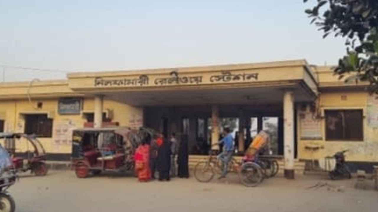 হেড ফোন লাগিয়ে কথা বলতে গিয়ে ট্রেনের ধাক্কায় যুবকের মৃত্যু