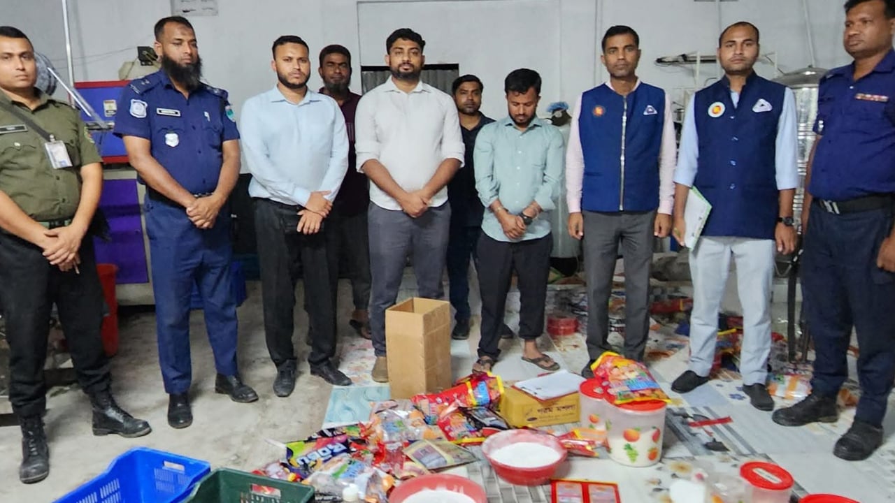 ভেড়ামারায় নকল শিশুখাদ্য কারখানায় অভিযান: জরিমানা ও মালামাল ধ্বংস