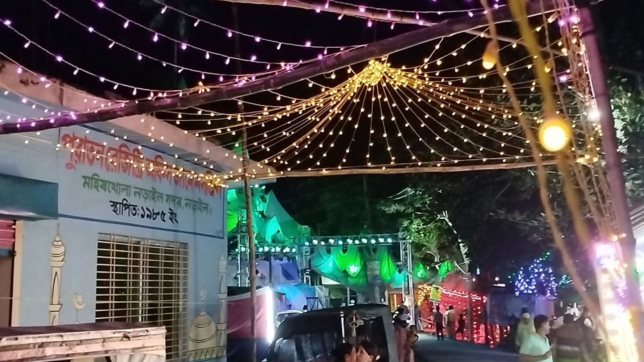 মসজিদের পাশেই মন্দিরে পূজা উৎসব, নেই কোনো বিদ্বেষ