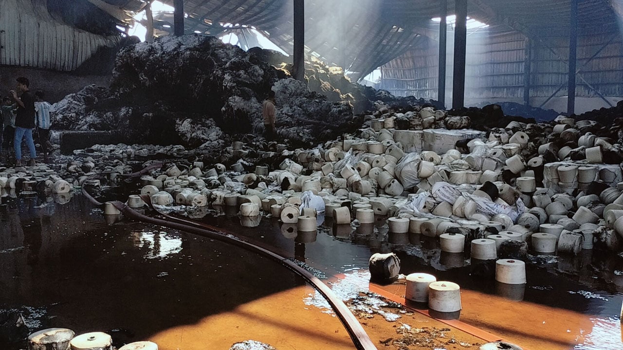 নরসিংদীতে ৭ ঘণ্টা পর নিয়ন্ত্রণে সুতার গোডাউনের আগুন