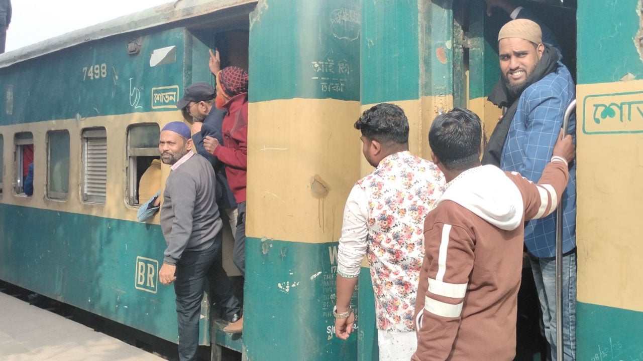 নরসিংদী থেকে রেলযোগে ঢাকায় বিএনপির হাজারো নেতাকর্মী