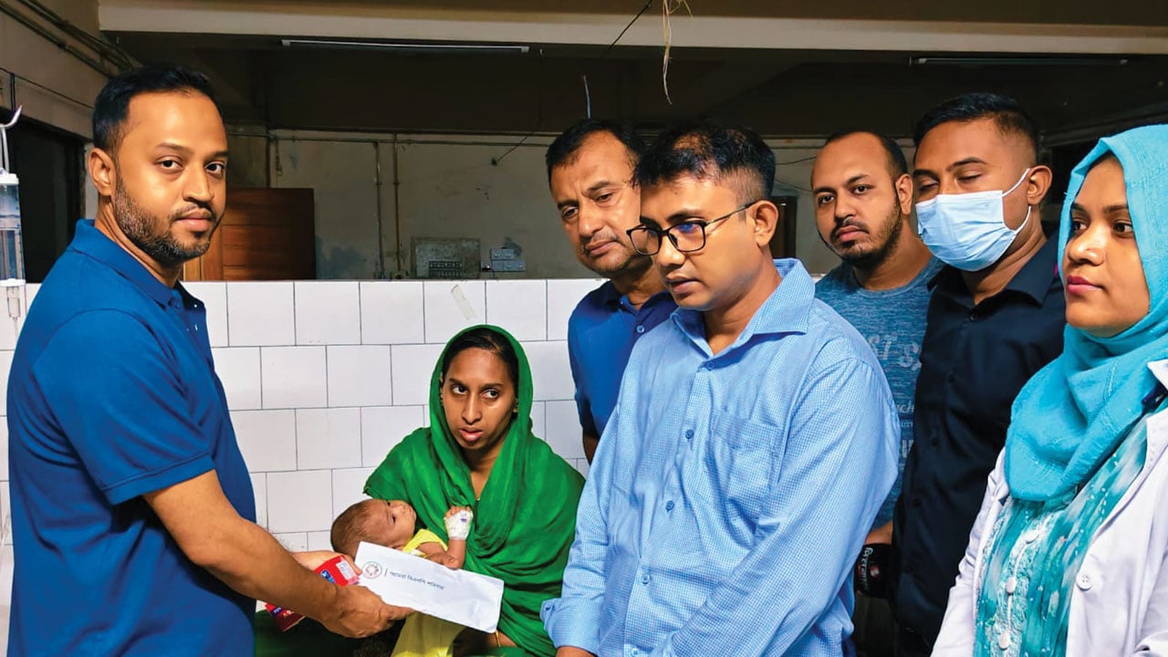 হামে আক্রান্ত শিশু নূর নাহারের পাশে দাঁড়ালেন ডা. জুবাইদা রহমান