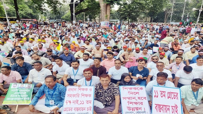 আন্দোলনরত প্রাথমিক সহকারী শিক্ষকদের বিভিন্ন জেলায় বদলি