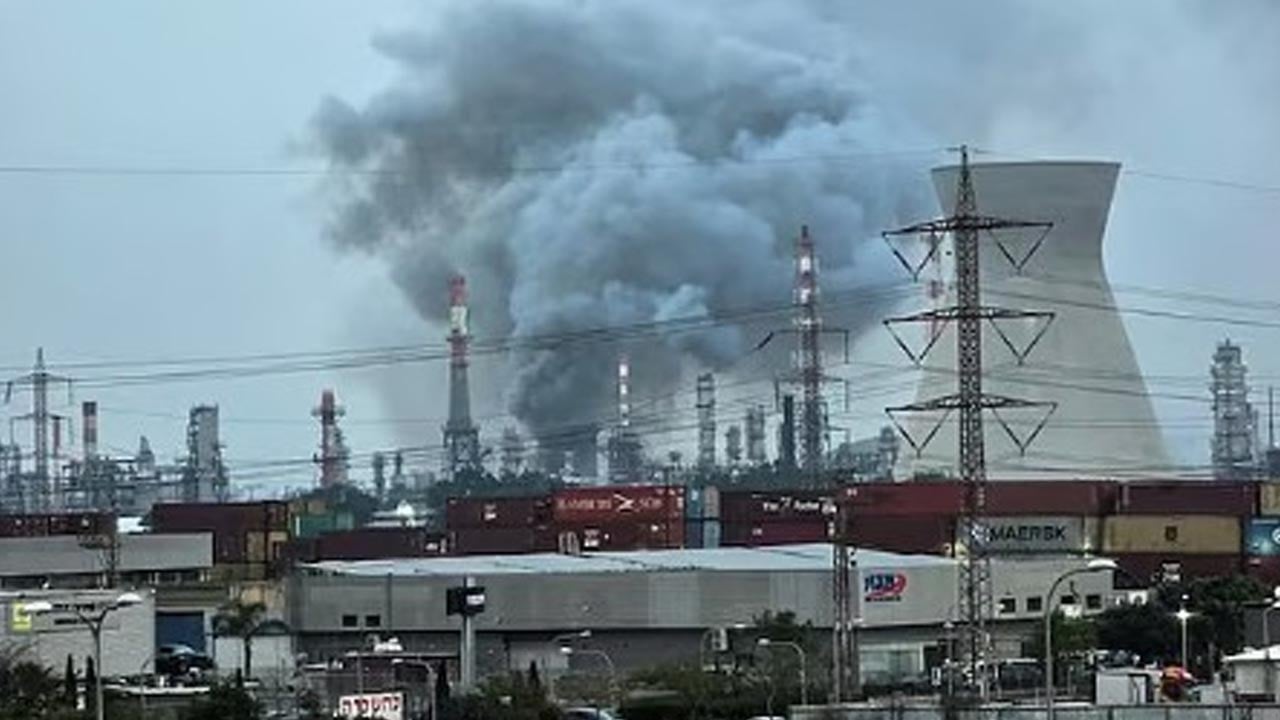 ইরানের ক্ষেপণাস্ত্র হামলায় ইসরাইলের তেল শোধনাগারে অগ্নিকাণ্ড