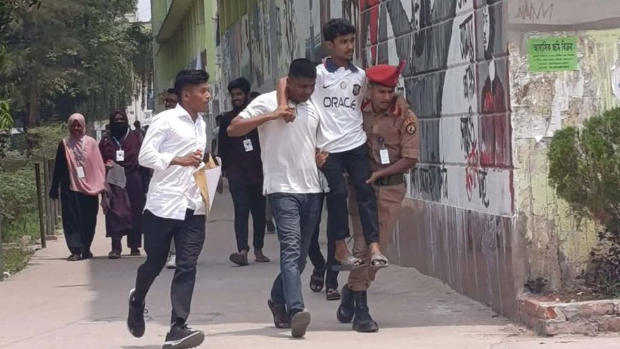 পরীক্ষার্থীকে কাঁধে তুলে কেন্দ্রে পৌঁছে দিলেন ছাত্রদল নেতা