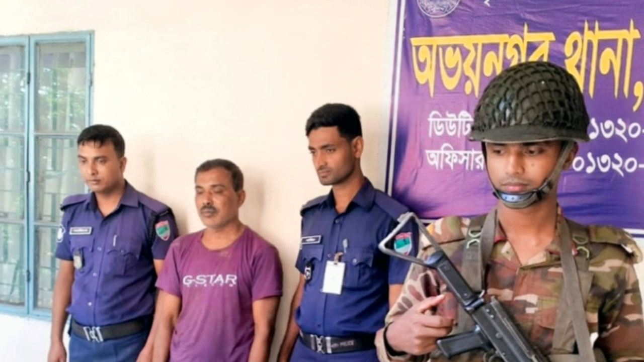 অভয়নগরে যৌথ বাহিনীর অভিযানে আ. লীগ নেতা আটক