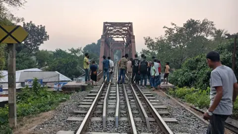 ট্রেনের ধাক্কায় বড় ভাই বেঁচে গেলেও প্রাণ হারাল ছোট ভাই