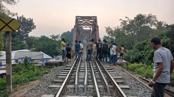ট্রেনের ধাক্কায় বড় ভাই বেঁচে গেলেও প্রাণ হারাল ছোট ভাই