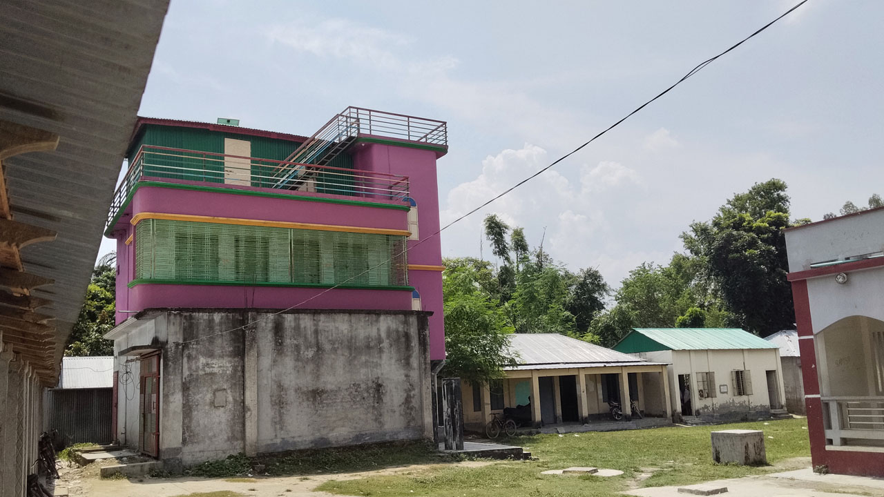 স্কুলের ভেতরে আওয়ামী লীগ নেতার তিনতলা বাড়ি