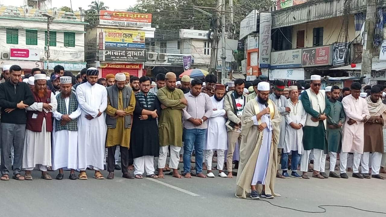 পায়রা চত্ব‌রে হাদির গায়েবানা জানাজায় শতা‌ধিক ছাত্রজনতা