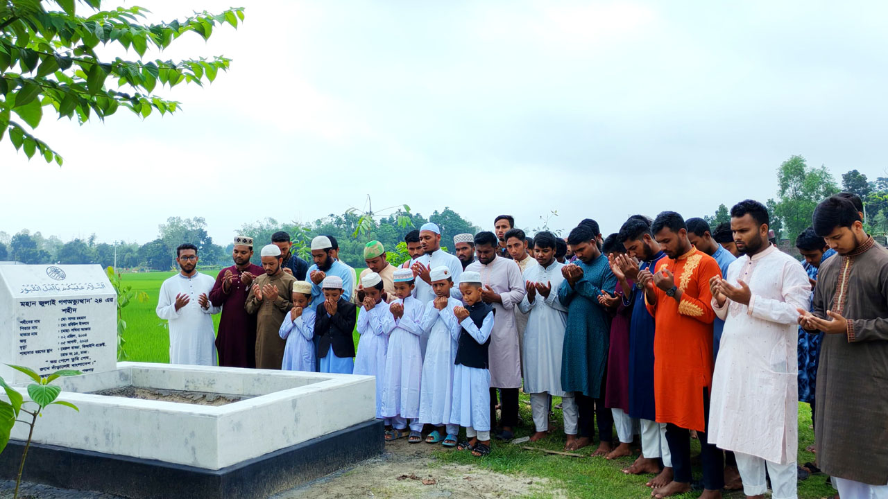 ডাকসু বিজয়ের পর ৫ শহীদের কবর জিয়ারত শিবিরের