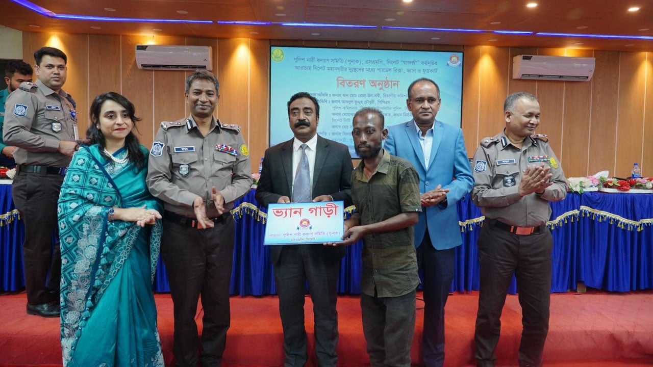 পুনাক- এসএমপির উদ্যোগে দুস্থদের মাঝে রিকশা, ভ্যান ও ফুডকার্ট বিতরণ