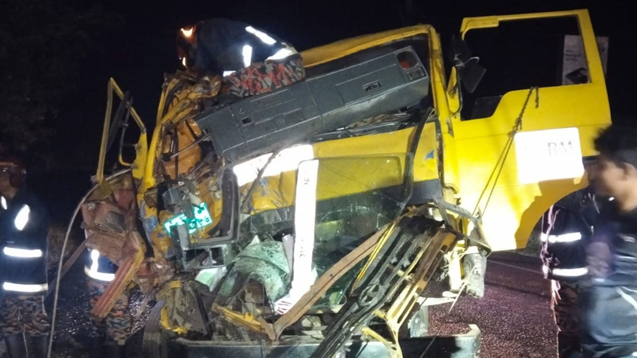 নিয়ন্ত্রণ হারিয়ে ট্রাকের পেছনে ধাক্কায় পিকআপ চালক নিহত