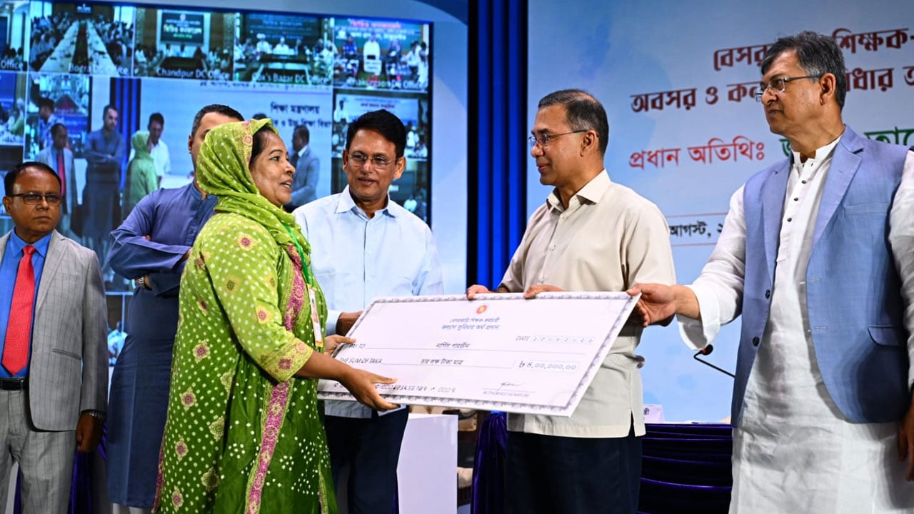 বেসরকারি শিক্ষক-কর্মচারীদের অবসর ও কল্যাণ সুবিধার অর্থ প্রদান উদ্বোধন করলেন প্রধানমন্ত্রী 