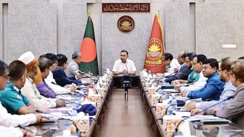 ঢাকার গণপরিবহণ ব্যবস্থাপনা নিয়ে প্রধানমন্ত্রীর বৈঠক