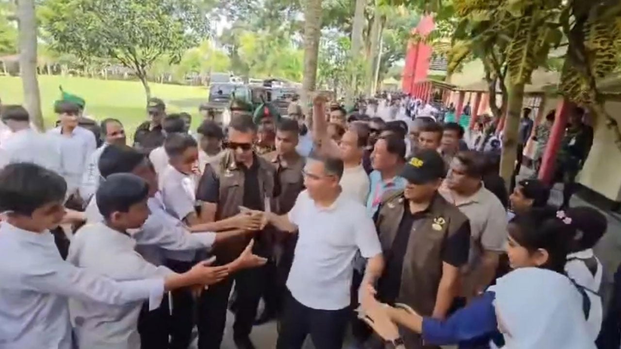 শিশুদের ডাক শুনে থেমে গেলেন প্রধানমন্ত্রী, ছুটে গেলেন স্কুলে