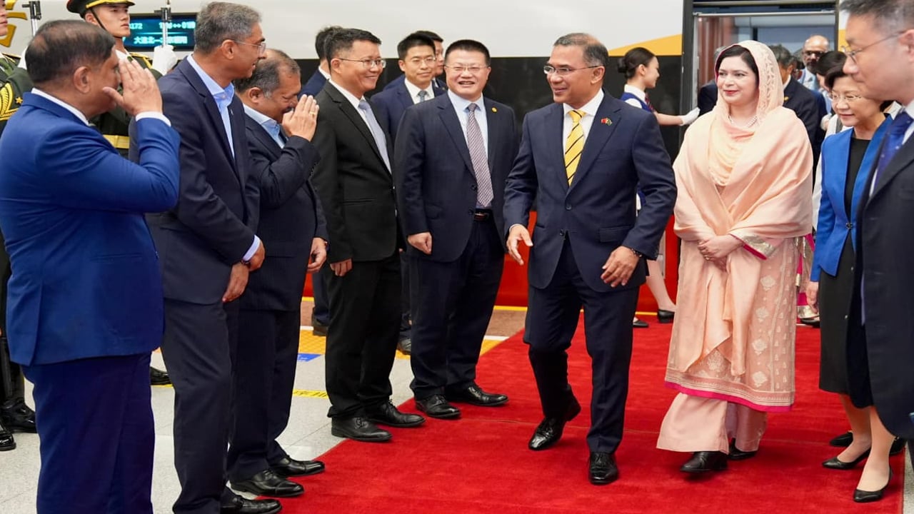 বেইজিংয়ে প্রধানমন্ত্রীকে লাল গালিচা সংবর্ধনা