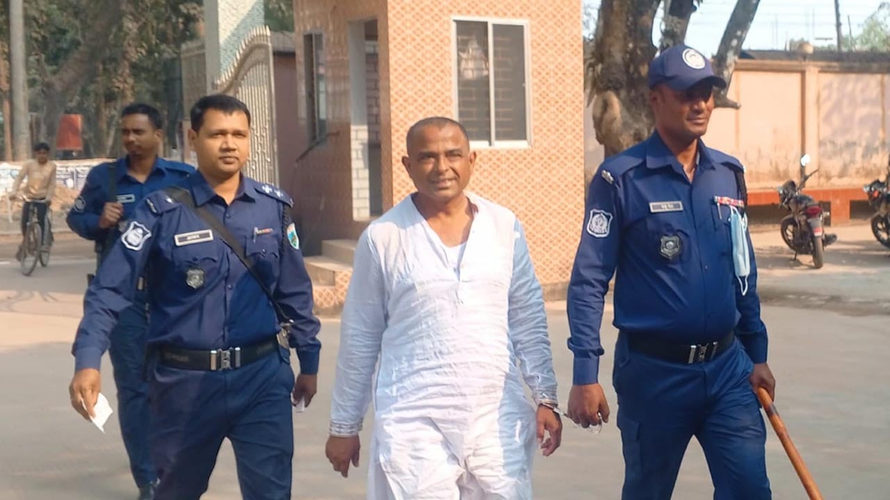 বগুড়ায় আ.লীগ নেতাকে পুলিশে দিল জনগণ