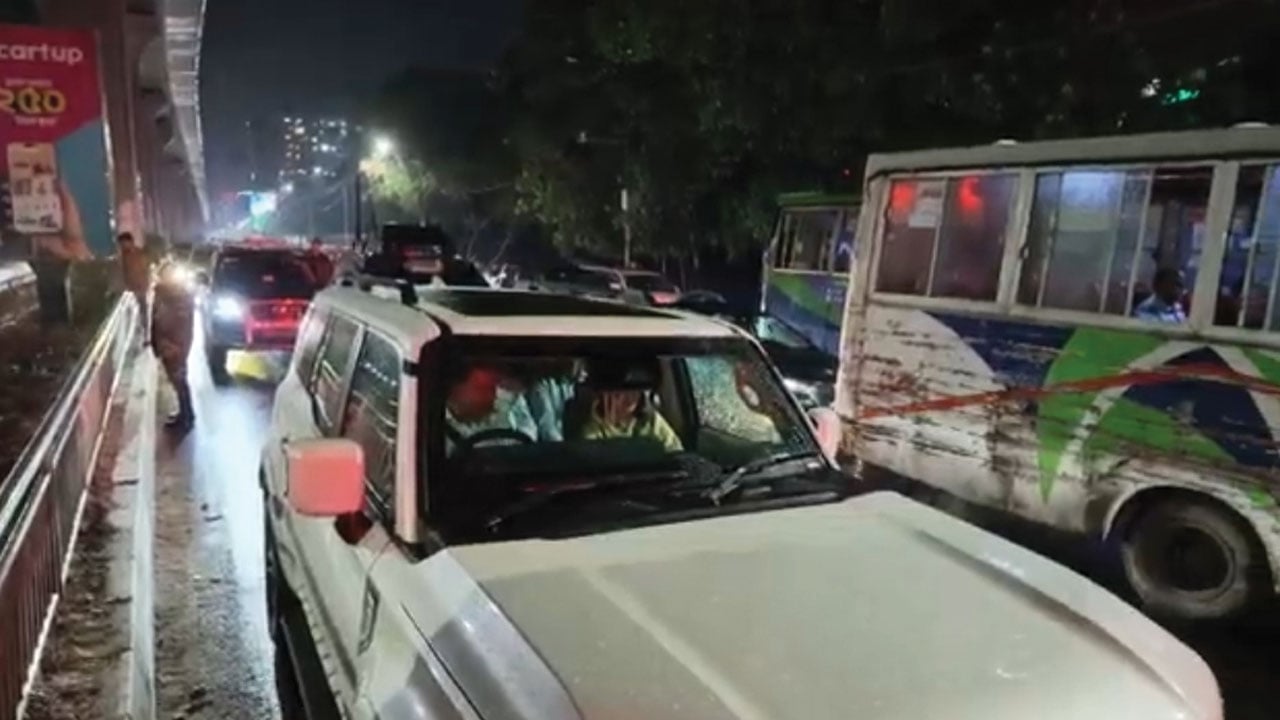 নিজেই গাড়ি চালিয়ে অনুষ্ঠানে গেলেন প্রধানমন্ত্রী, পাশে বসা জুবাইদা রহমান
