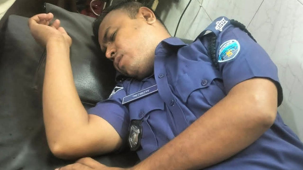 কাভার্ডভ্যান সরাতে বলায় পুলিশ সদস্যের মাথা ফাটালো যুবক