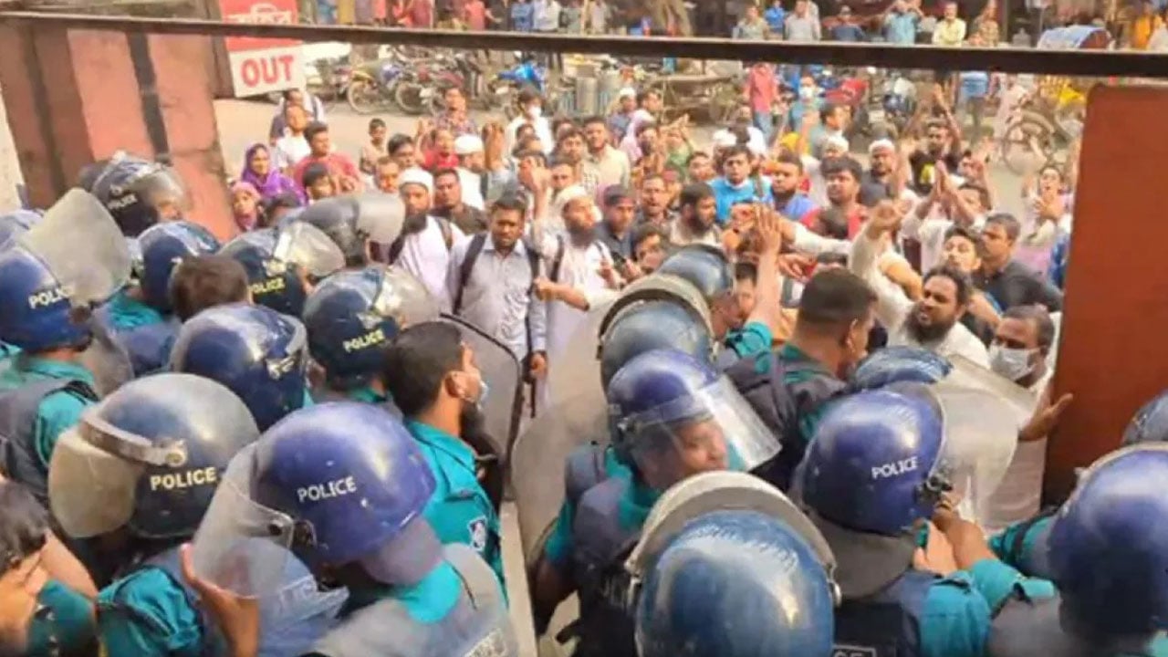 এনটিআরসিএ’র সামনে পুলিশের অ্যাকশন, সরে গেছেন আন্দোলনকারীরা
