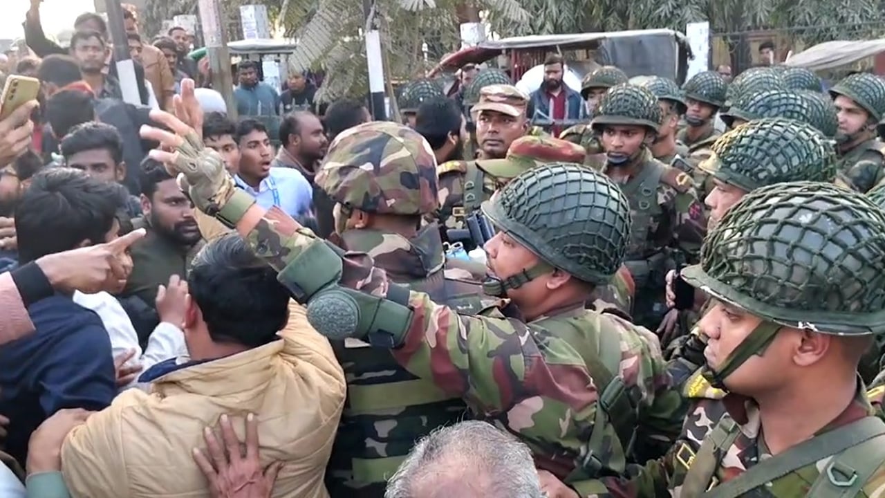 হাদি হত্যার বিচার দাবিতে বিক্ষোভ, সেনাবাহিনীর লাঠিচার্জে আহত ২০