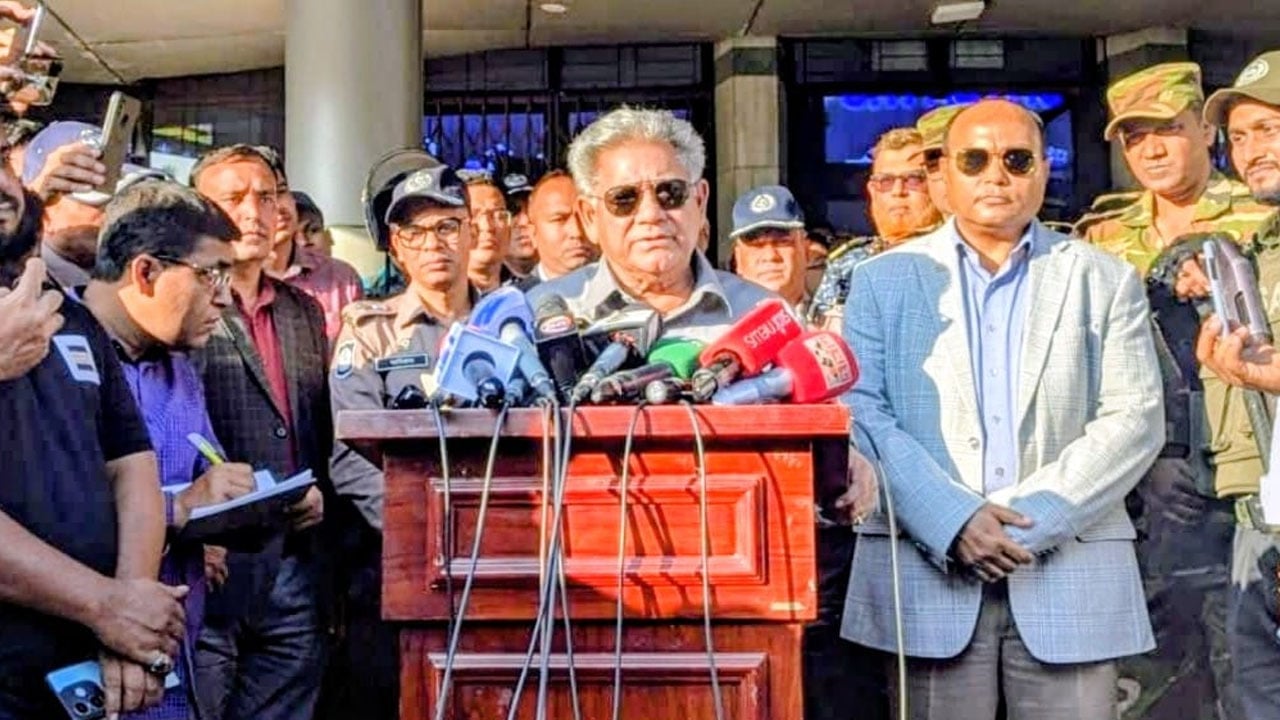 চট্টগ্রাম বন্দর খুলবে কাল, বাধা দিলে কঠোর ব্যবস্থার হুঁশিয়ারি নৌ পরিবহন উপদেষ্টার