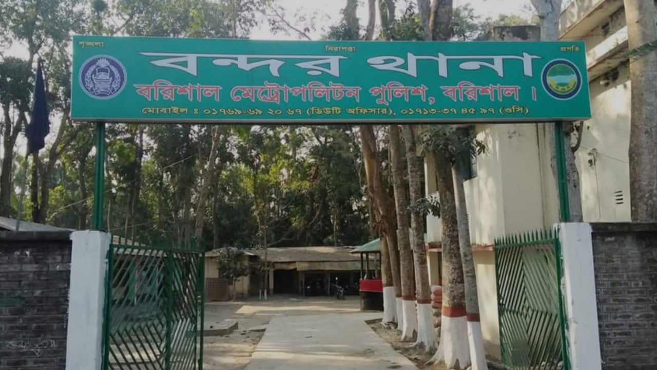 দুই পুলিশ সদস্যকে চাঁদাবাজ বলে আটকে রেখে মারধর