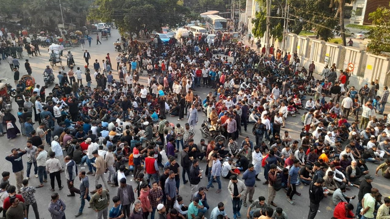 প্রতিবন্ধী স্কুলের শিক্ষকদের যমুনামুখী কর্মসূচিতে পুলিশের বাধা