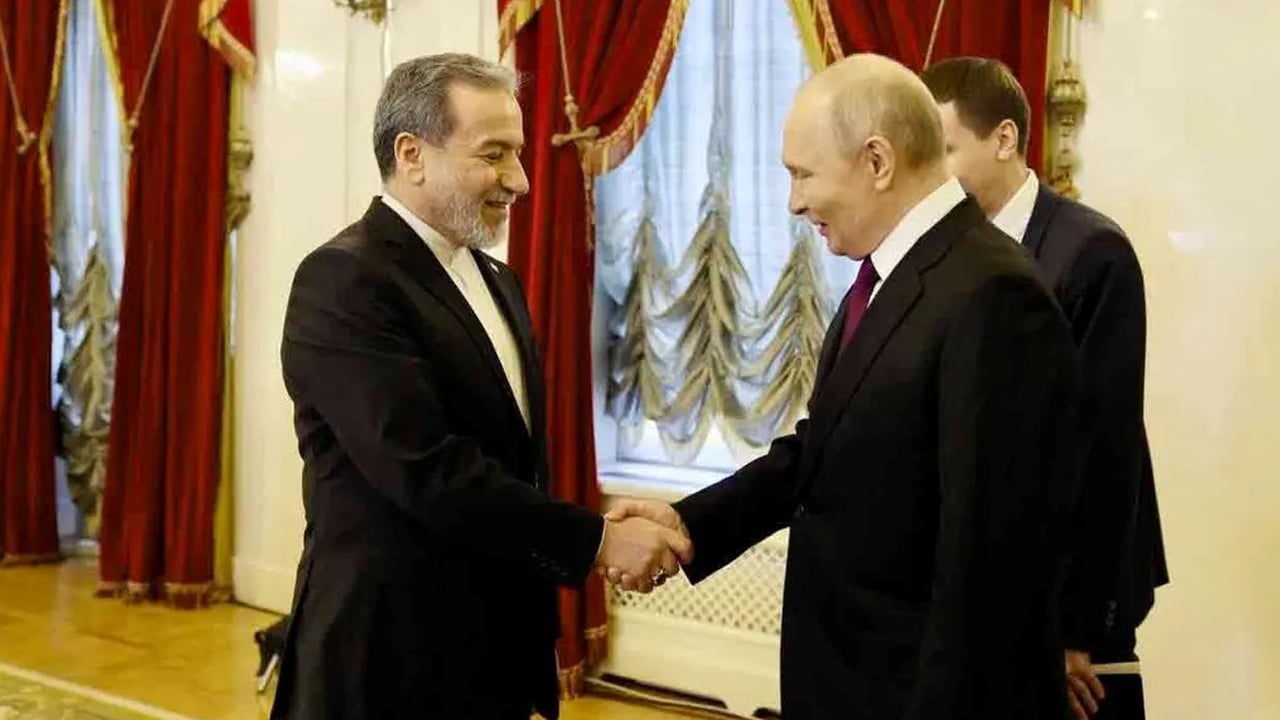 মার্কিন আধিপত্যের বিরুদ্ধে ইরানি জনগণের সাহসিকতার প্রশংসা পুতিনের